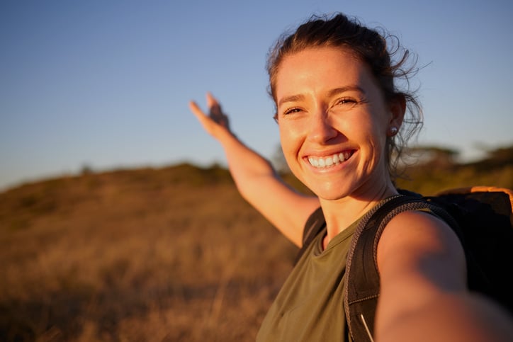 Girl moves her things into storage and goes travelling